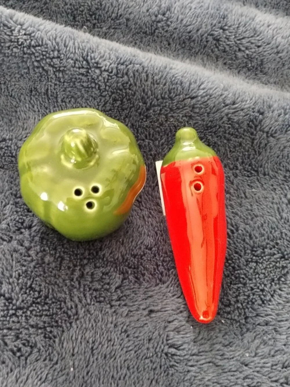 Green pepper & red chili pepper , salt & pepper shakers